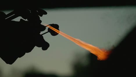 encendiendo un cortador de llamas en cámara lenta, silueta