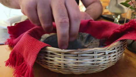 disparo en primer plano de una mano que muestra tortillas comida tradicional mexicana dentro de la canasta