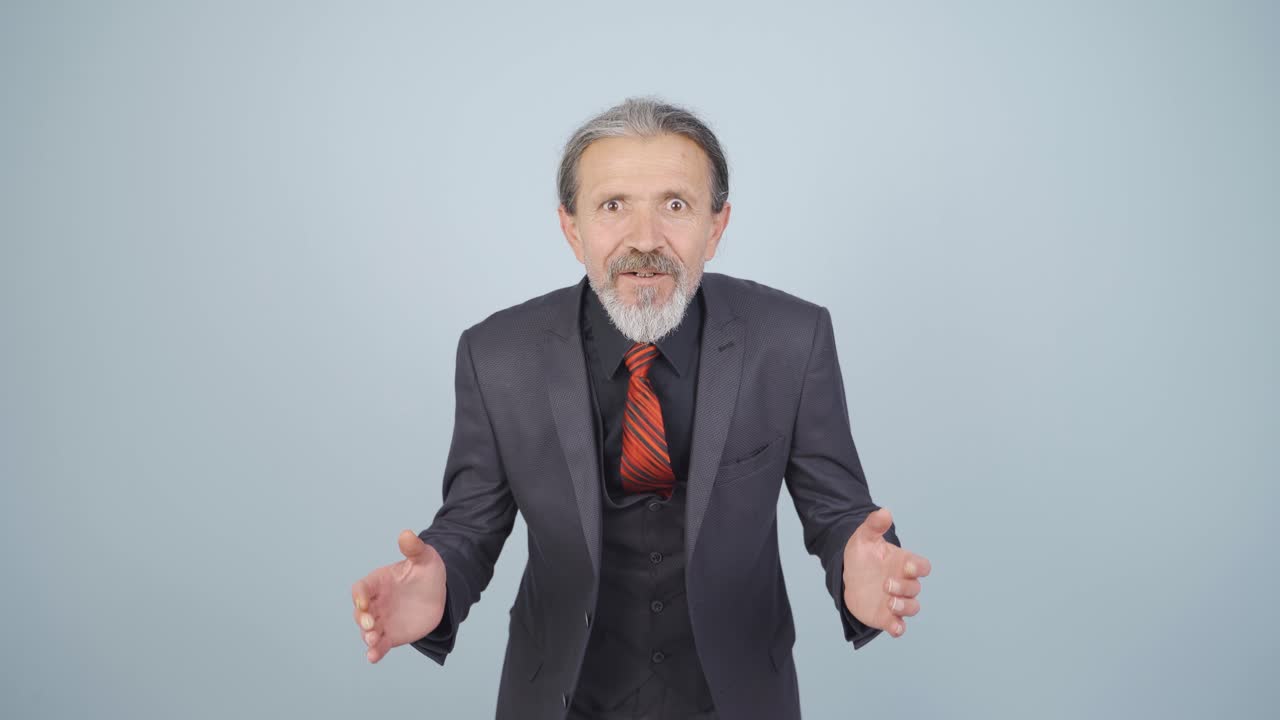 사업가는 놀라서 카메라를 쳐다보고 있습니다.