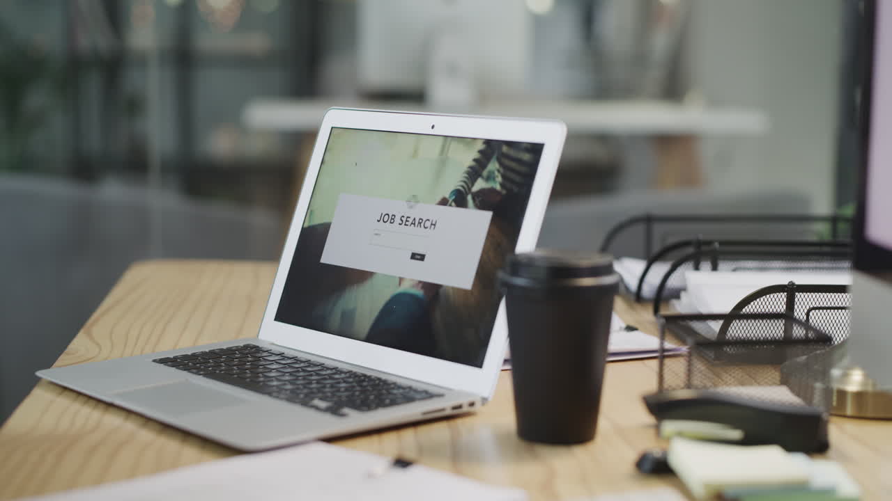 búsqueda de trabajo en la computadora portátil en la oficina