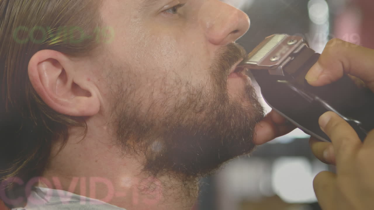 texto de covid-19 contra el hombre siendo afeitado por el barbero