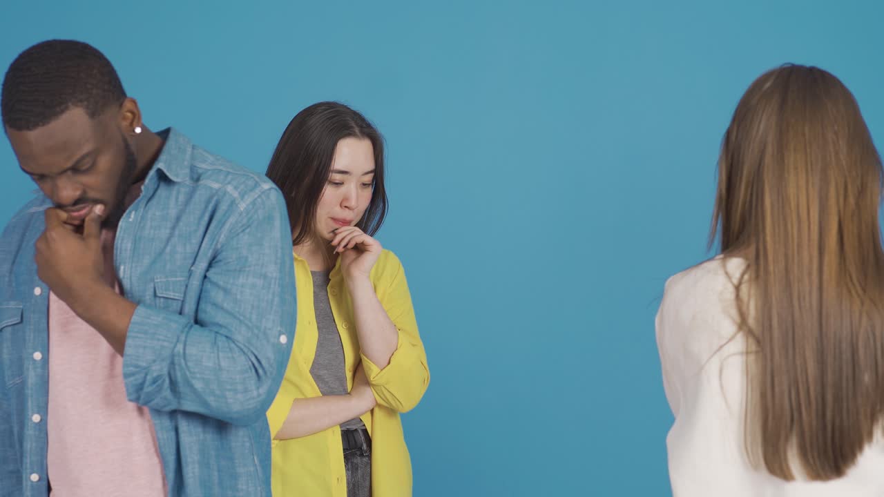 사려 깊고 결단력이 없는 다민족 사람들이 그들의  ⁇ 에 손을  ⁇ 고 궁금해하고 생각하고 있습니다.