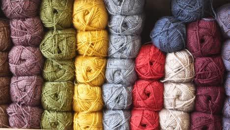 Bolas de hilo de colores