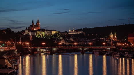 Ein-Sonnenuntergang-über-Der-Moldau-In-Prag-Mit-Der-Kathedrale-Und-Der-Burg-Im-Hintergrund