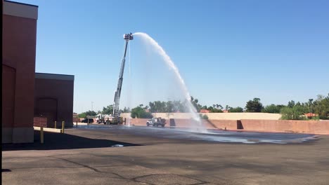 Grandes-Ciruelas-De-Agua-Salpican-El-Estacionamiento-De-Abajo