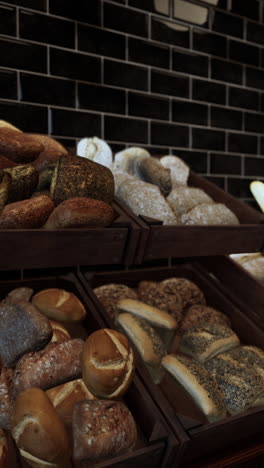 varios panes en una panadería
