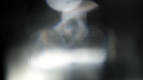 fugas de luz abstractas en un fondo negro.