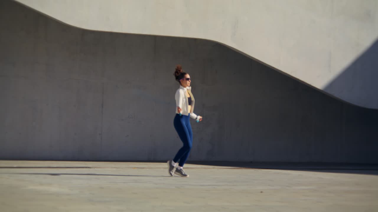 Donna che salta la corda all'aperto