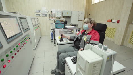 operador de la sala de control industrial