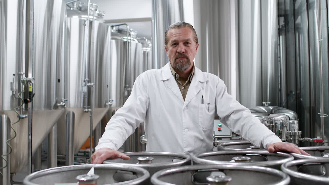 공장에서 포즈를 취하는 남자