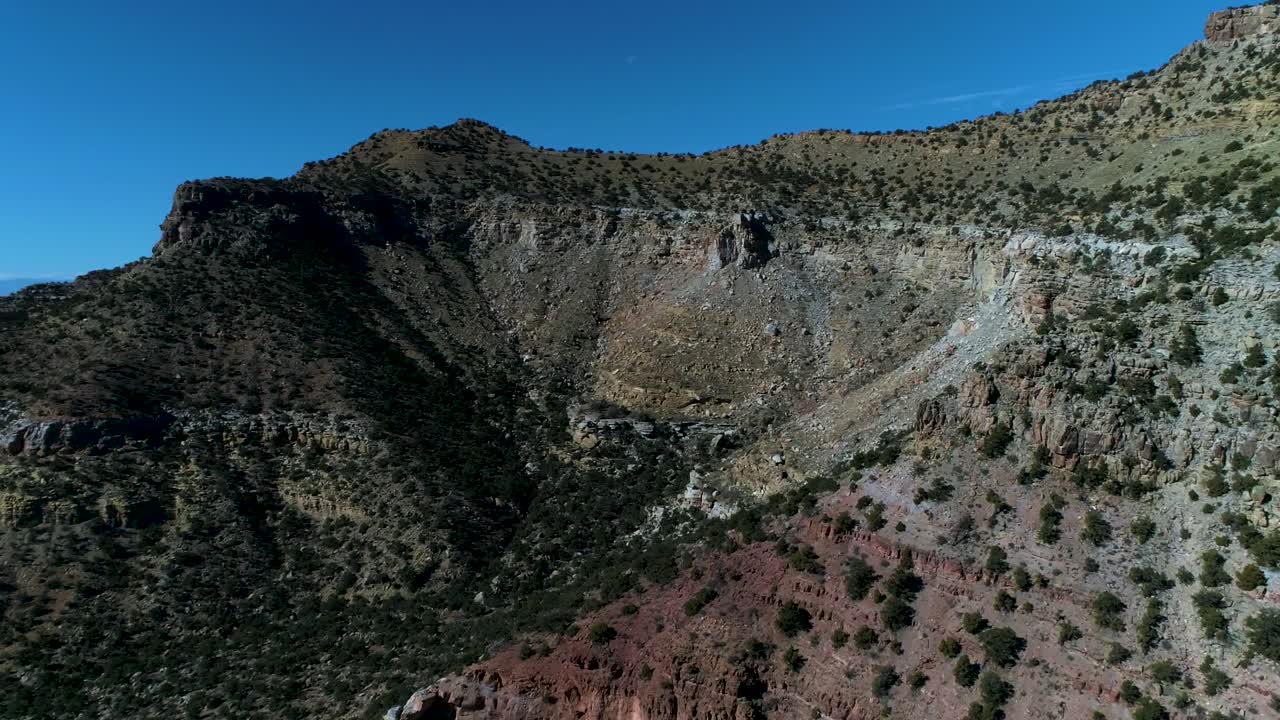 bellas imágenes aéreas de cañones llenos de rocas rojas en utah