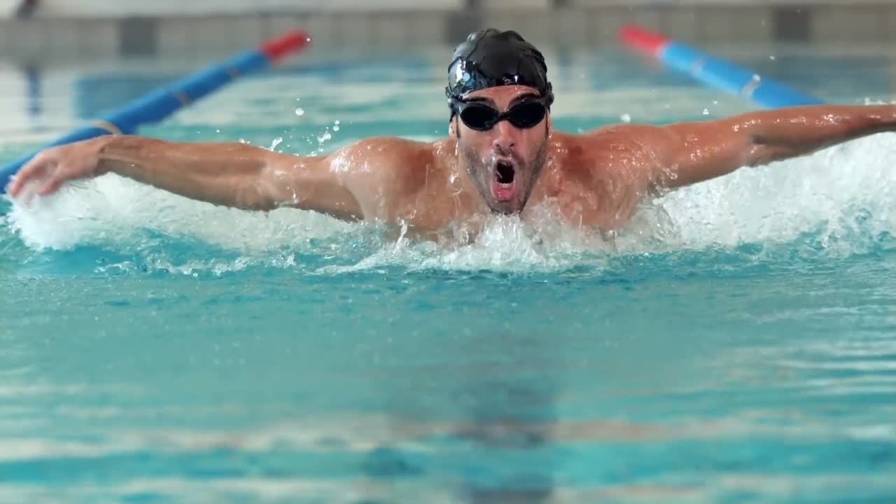 homem em forma a nadar na piscina