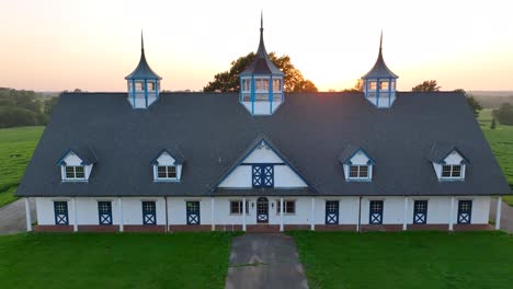 vista aérea de los establos y el granero en una granja de caballos en lexington, kentucky