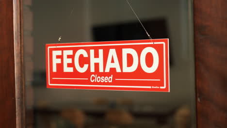 Open-and-closed-sign-in-portuguese