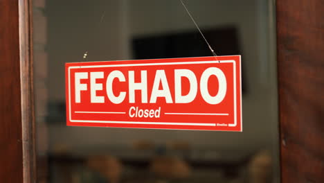 open and closed sign in portuguese