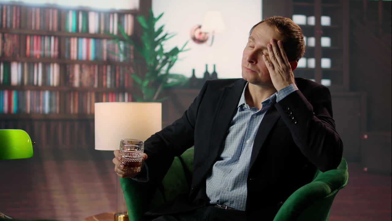 Vecchio gentiluomo dell'elite che beve whisky forte a causa dello stress