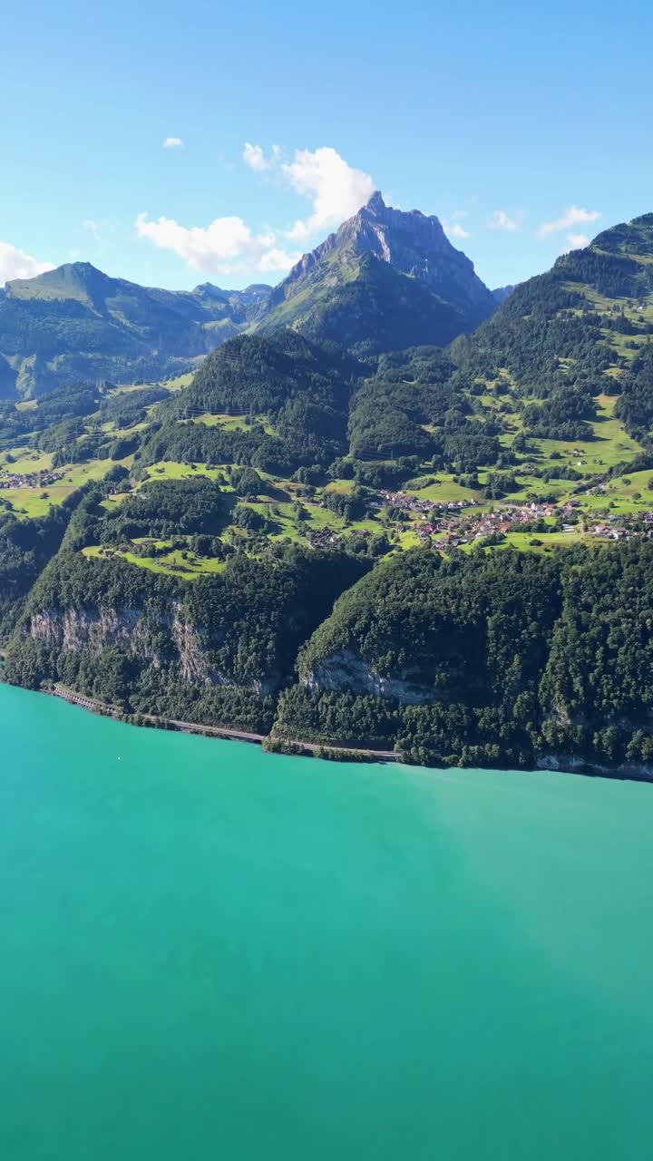 Jezero Walen strmé útesy a hluboká tyrkysová voda Švýcarsko vertikální video z dronu