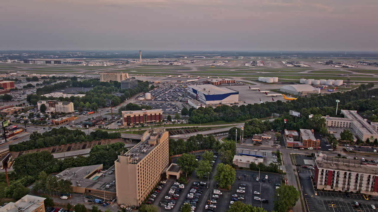 atlanta georgia aerial v890 drone flyover hapeville y college park capturando actividades en el aeropuerto de atlanta hartsfield y con el hangar delta north al atardecer - filmado con mavic 3 pro cine - junio 2023