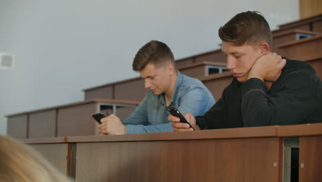 Multiethnische-Gruppe-Von-Studenten,-Die-Während-Der-Vorlesung-Smartphones-Verwenden.-Junge-Menschen,-Die-Während-Des-Studiums-An-Der-Universität-Soziale-Medien-Nutzen