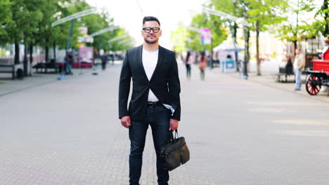 hombre de negocios en una calle de la ciudad