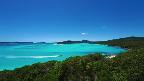 그레이트 배리어 리프(great barrier reef)에 있는 남태평양 퀸즐랜드 오스트레일리아(south pacific queensland australia)의 유명한 촬영지에서 맑은 청록색 물이 있는 화이트헤이븐 해변(whitehaven beach) 휘트선데이 섬 언덕 입구 전망