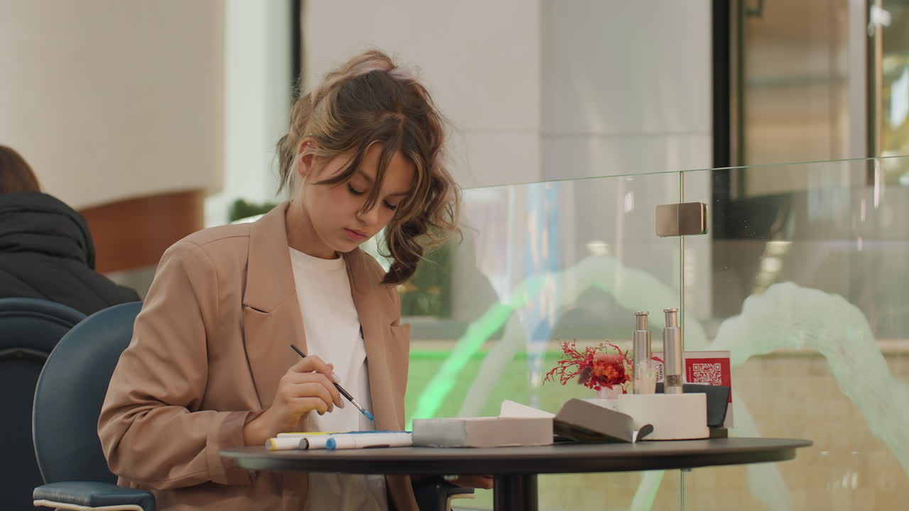 Mujer estudiando diligentemente, mujer concentrada tomando notas a solas, alguien sentado en un escritorio escribiendo notas con atención, mujer concentrada grabando información con bolígrafo y agenda