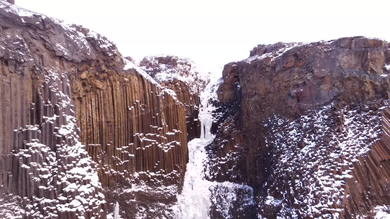 Cachoeira congelada em colunas de basalto