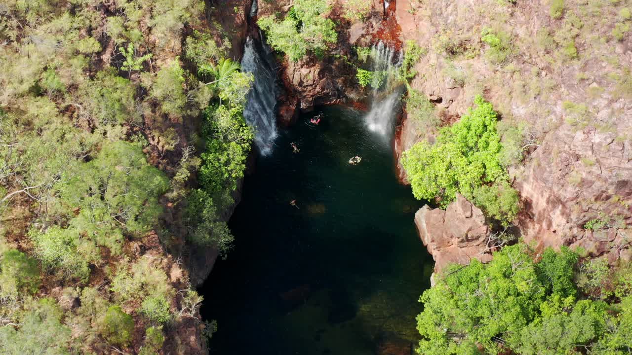 vista superior de las cataratas de florencia con turistas nadando en florence creek