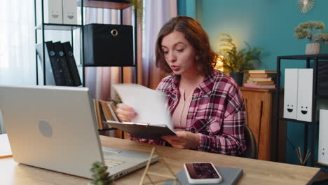 mujer de negocios trabajando en una computadora portátil en el escritorio de la oficina hablando en línea comunicación llamada de video con el empleado