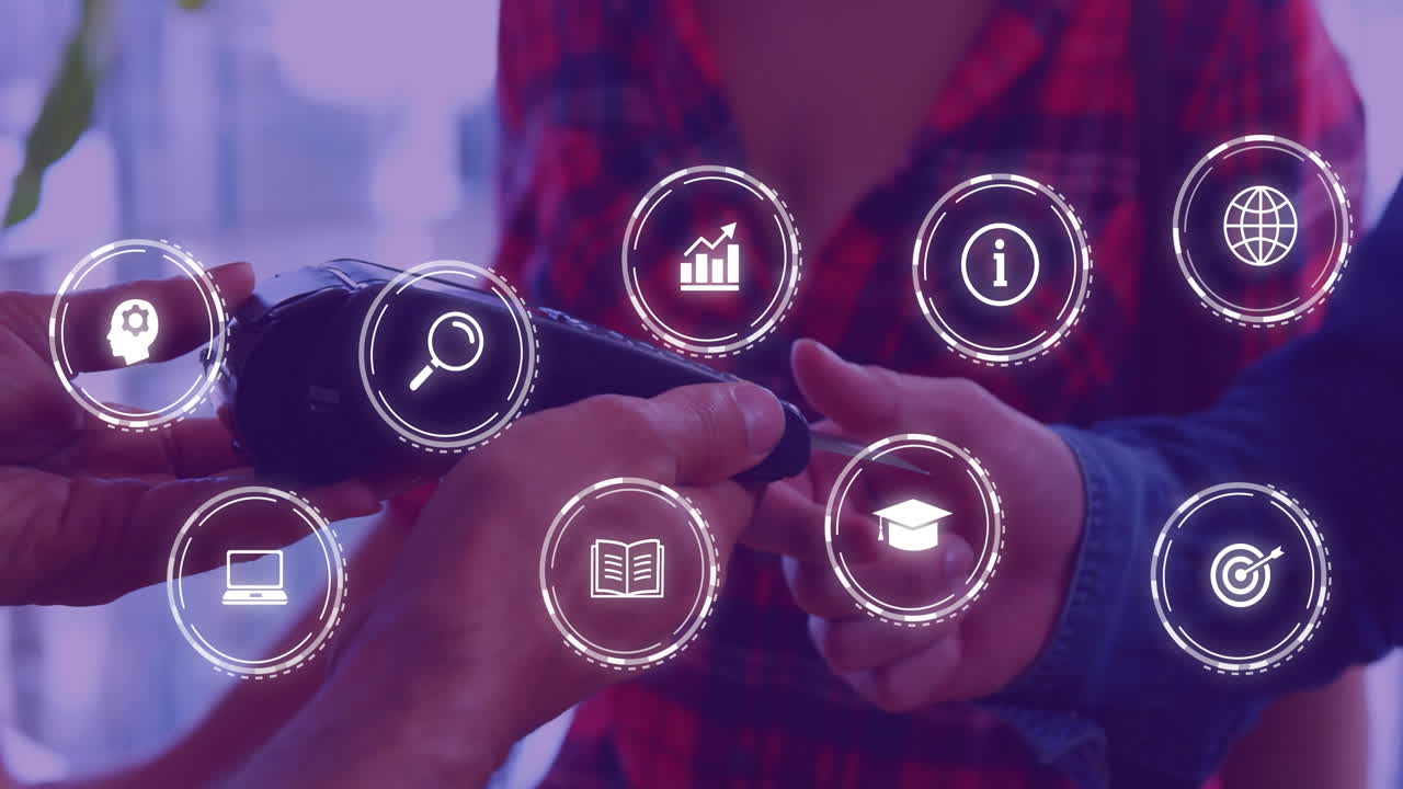 sosteniendo un teléfono inteligente, la gente interactuando con iconos digitales animación sobre ellos