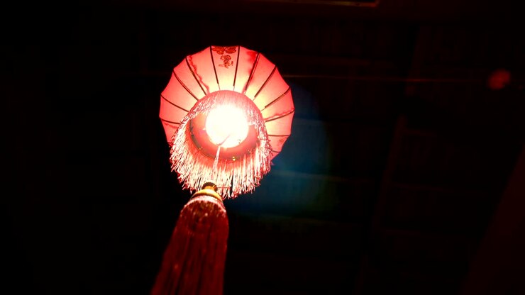Una tradizionale lampada cinese a Chinatown in un ristorante, atmosfera scura nella città di Singapore nel Sud-est asiatico.