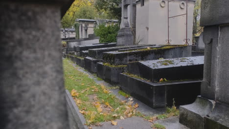 Seitliche-Verfolgung-Des-Friedhofs-Pere-Lachaise