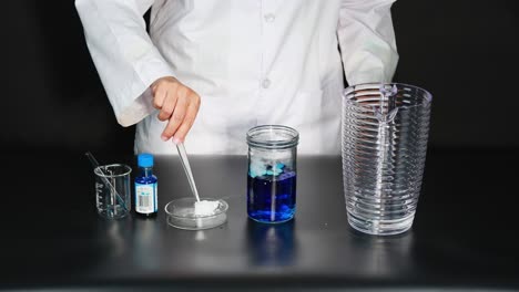 experimento de demostración de la reacción del hielo seco en vaso