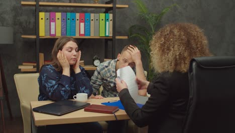 una pareja casada ansiosa que se enfrenta a problemas financieros, causando la bancarrota en el interior