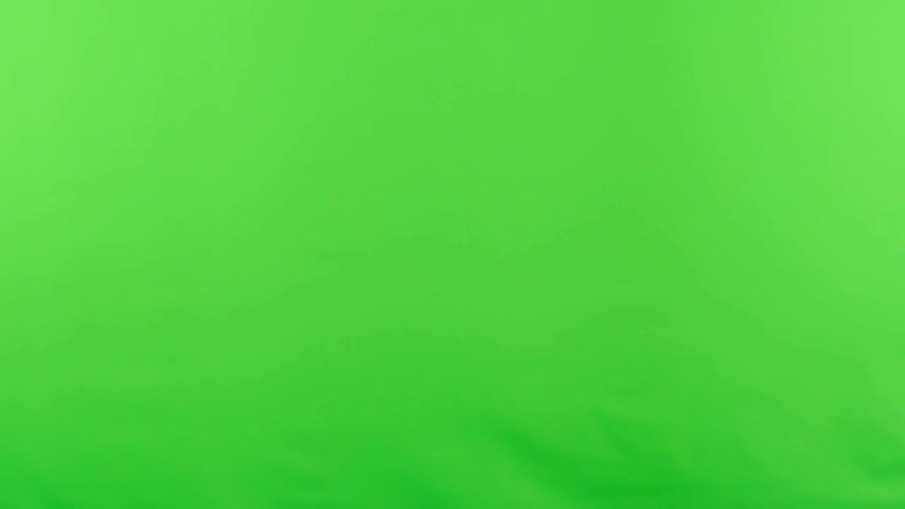 mensajero dando un paquete a una cliente femenina, ambos con guantes de protección