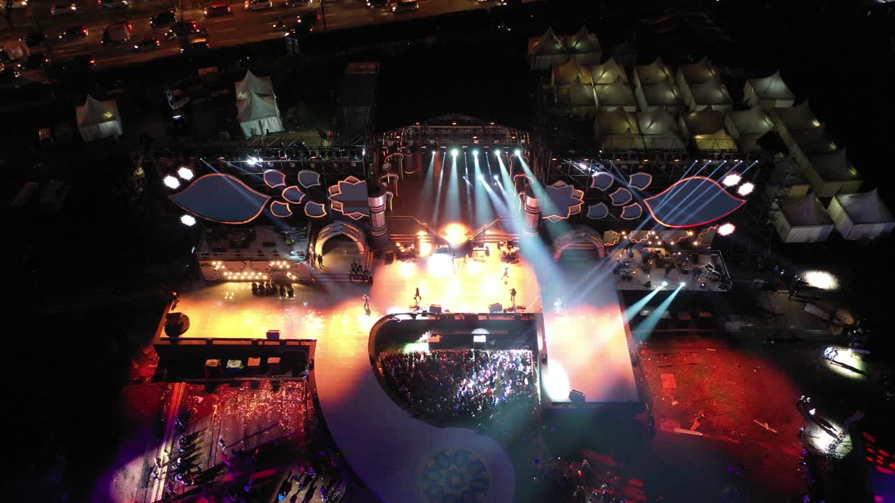 evento de conciertos al aire libre nocturno