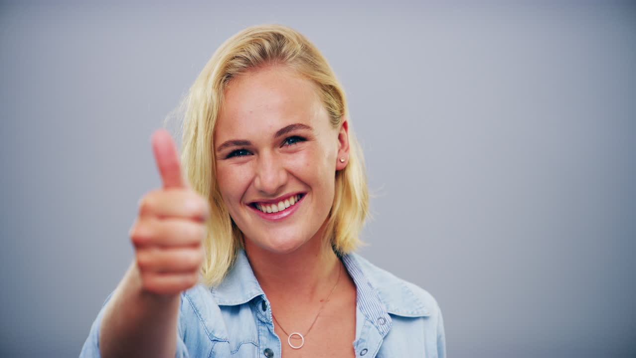 mujer feliz sonriendo y dando pulgares hacia arriba