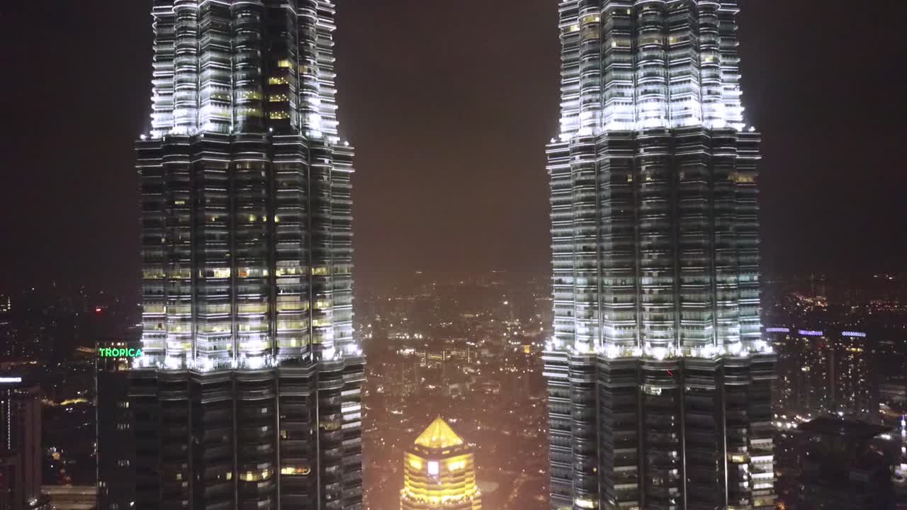 Torres Gemelas Petronas - sobrevolando con dron junto a las torres en Kuala Lumpur