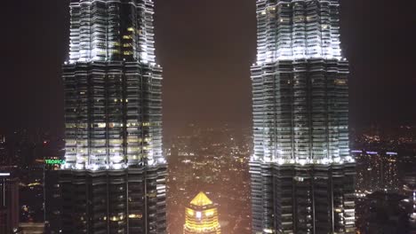 torres gemelas petrona - escabullirse con un dron junto a las torres en kuala lumpur