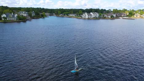 Antenne-über-Kiteboarder-In-Der-Nähe-Von-Luxusimmobilien-Und-Villen-Auf-Dem-Ross-R-Barnett-Reservoir-In-Der-Nähe-Des-Alten-Trace-Park-Jackson-Mississippi-1