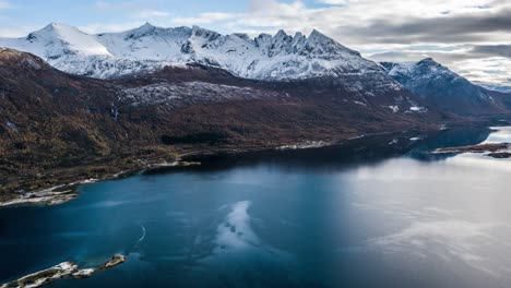 Die-Schneebedeckten-Berggipfel-Von-Smatindan-Erheben-Sich-Hoch-über-Den-Kalten,-Dunklen-Wassern-Des-Fjords