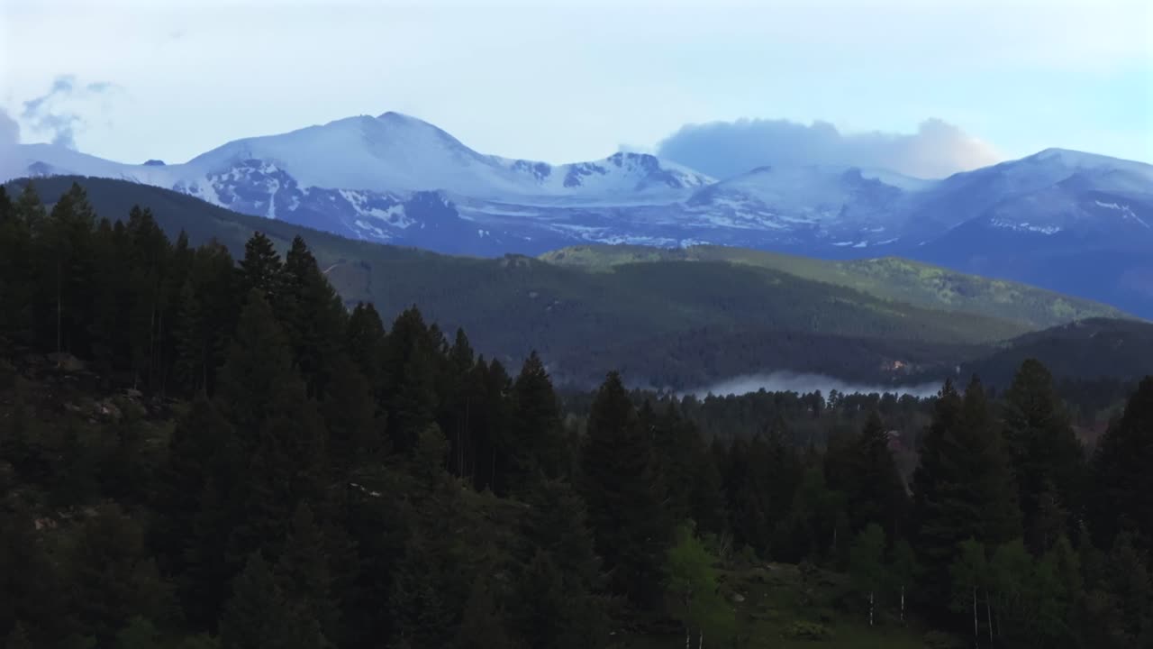 Tåkete Front Range Rocky Mountains Mount Blue Sky Evans åser og dal i Evergreen Colorado, antenne drone sommer vår Marshdale Conifer Bailey Arapaho National Forest morgen skyer parallakse panorerer opp