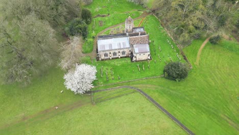 Rotating-drone-shot-of-Rockingham-Church-in-Northamptonshire,-England