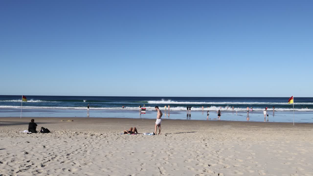 모래 해변 에서 배구 를 하는 사람 들