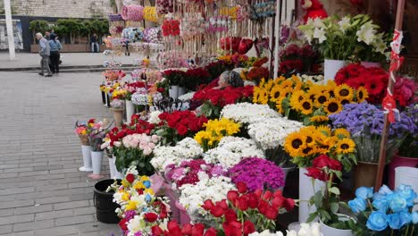 colorido puesto de flores en una calle de la ciudad