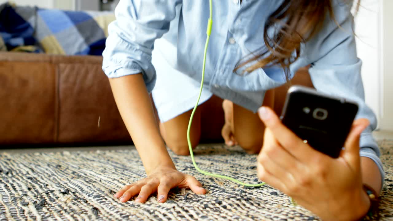 mujer atractiva escuchando música en teléfono móvil 4k