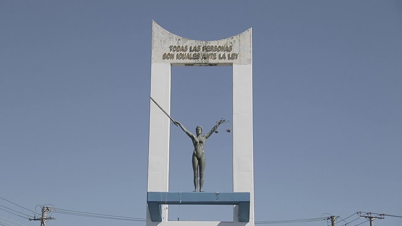 화창한 날에 기념비 a la constitución의 틸트 업 샷