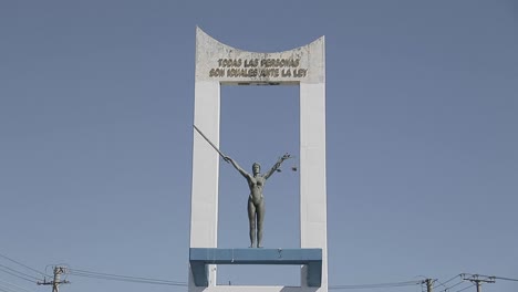 화창한 날에 기념비 a la constitución의 틸트 업 샷