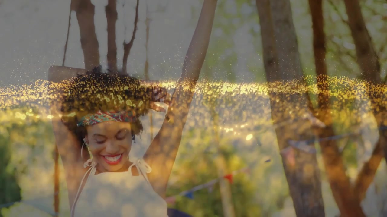 Femme dansant au camping, musique commençant dans les écouteurs, levant les bras, se sentant calme, des paillettes dorées s'élevant.