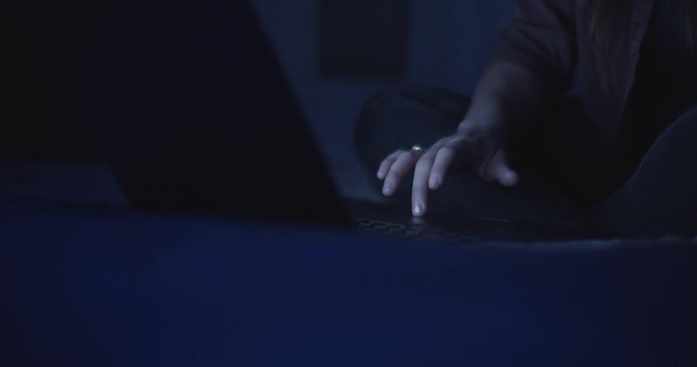 Donna che usa un touchpad sul laptop